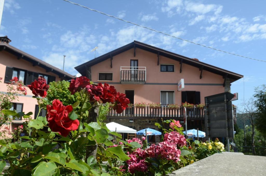 Albergo Ristorante Da Piercarlo Brallo Di Pregola Exterior foto