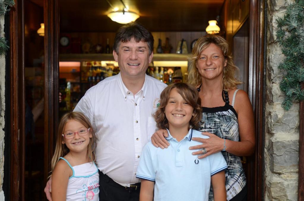 Albergo Ristorante Da Piercarlo Brallo Di Pregola Exterior foto